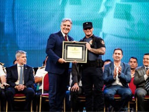 Llaryora encabezó el egreso de más de 500 policías y anunció nueva sede y mejoras para la fuerza