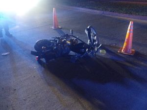 Villa Revol Anexo: iba en moto, chocó contra un poste y está internado en grave estado