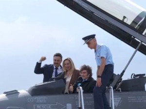 Milei presentó los F-16 y apuntó al kirchnerismo por “demonizar a las Fuerzas Armadas”