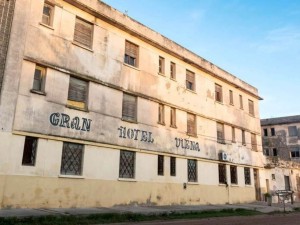 Ordenan desalojar el Gran Hotel Viena y crece la alarma en Miramar de Ansenuza