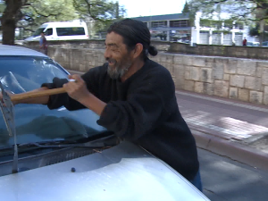 “Perder esto sería monstruoso”: la historia de Marcelo, limpiavidrios desde hace 23 años, ante un proyecto de ley que busca prohibir la actividad