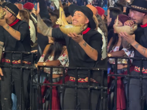 Polémica en Jesús María: usó un quirquincho como “vaso” durante el festival