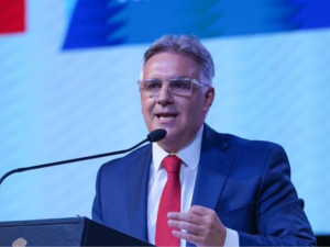 Llaryora eliminó dos ministerios y reorganizó áreas de Educación, Salud y Cultura