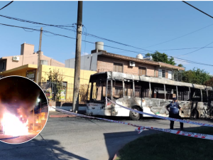 Se incendió un colectivo urbano en B° Parque Horizonte y dejó sin luz a toda la cuadra