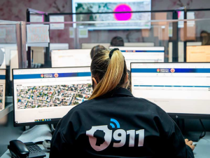 Una operadora del 911 guió un parto domiciliario y asistió el nacimiento de un bebé