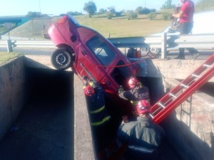 Rescataron a un joven tras caer con su auto a un canal de desagüe en la Circunvalación