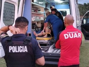 Milagro en el lago: rescataron a una mujer alcoholizada que nadaba vestida en Embalse