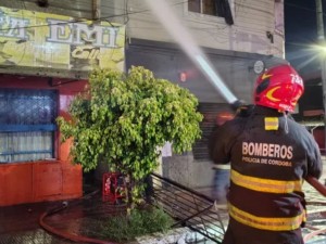Rescataron a una mujer y un niño tras un incendio en una vivienda de Córdoba