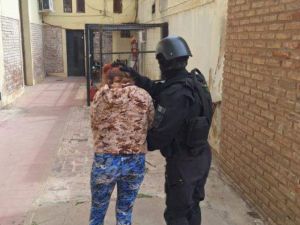 San Francisco: una joven violó su arresto domiciliario y cayó con droga en plena calle