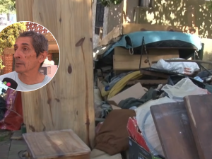 Desalojaron a jubilado que alquilaba la casa de un usurpador: quedó en la calle con su perra