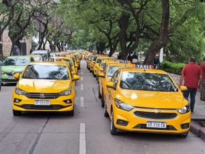 Taxistas protestan en el Centro: exigen controles a las apps de transporte