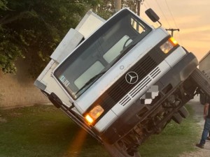 B° Comercial: un camión con fiambres cayó en una canaleta y quedó inclinado