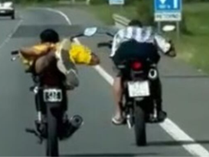 Peligro en la ruta: un motociclista se acostó sobre su moto a toda velocidad