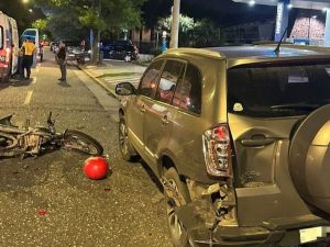 Un motociclista sufrió un fuerte golpe en la cabeza tras chocar un auto en el Cerro