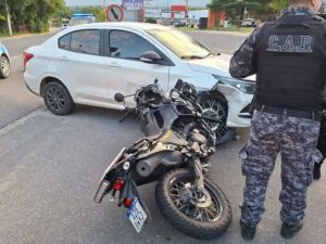 Un policía resultó herido tras una persecución y un fuerte choque en La Falda