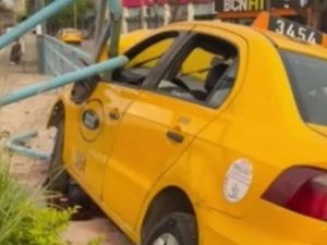 Un taxista chocó contra una parada de Solo Bus en Córdoba tras ser encerrado