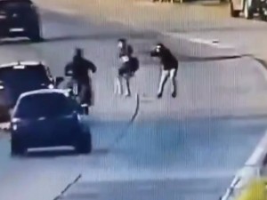 Impactante video: una conductora atropelló a un ladrón que intentaba robar una moto