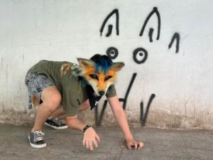 Una madre denunció que un joven "therian" mordió a su hija en la calle