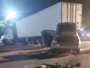 Una mujer está grave tras un violento choque entre un auto y un camión en la ruta 9