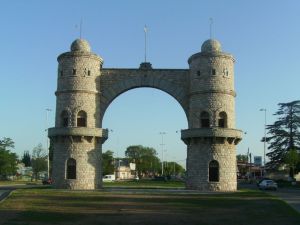 Vecinos del sudeste realizaron un abrazo simbólico al Arco de Córdoba por inseguridad