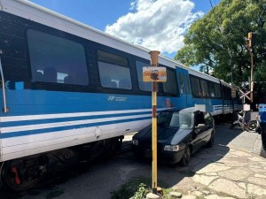 La Falda: un auto cruzó las vías y fue impactado por el Tren de las Sierras