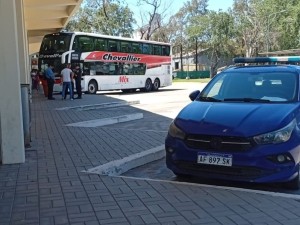 Dos choferes que debían trasladar a alumnos de un colegio de Oliva dieron alcoholemia positiva