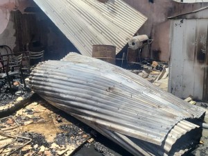 Bomberos sofocaron un incendio que destruyó por completo un quincho en barrio Las Palmas