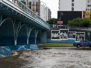 La Municipalidad dispuso el corte total en Costanera Norte y Sur por la crecida del río