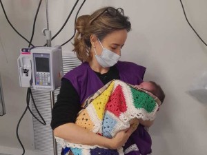 Día Internacional del Abrazo: la tarea solidaria de las “abrazadoras” en la Nueva Maternidad