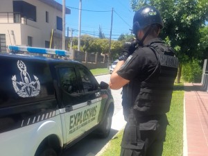 Tres limpiavidrios detenidos tras destrozar un auto luego de exigir dinero a un conductor