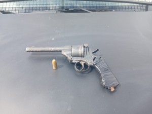 Operativo policial en Villa Boedo terminó con dos detenidos y el secuestro de un arma