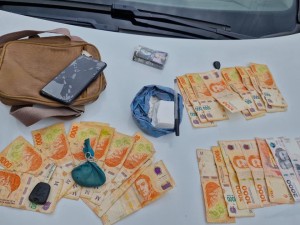 Cayó un automovilista con cocaína, dinero y un celular tras un control policial