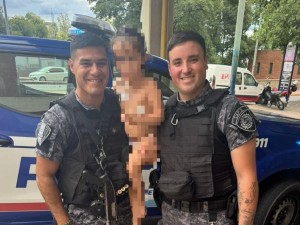 Policías salvaron a una niña de 4 años que se había ahogado con comida: está fuera de peligro