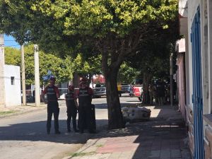 Se atrincheró en su casa, amenazó con una botella y terminó detenido