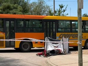 Fatal choque entre una moto y un colectivo en barrio Policial