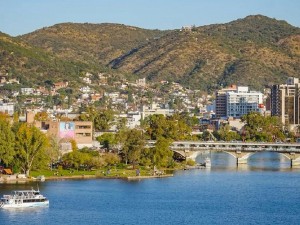 Villa Carlos Paz lanza su programación de verano 2026 con cultura y entretenimiento nocturno