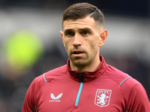 Preocupación en Argentina: el "Dibu" Martínez salió lesionado en el Aston Villa