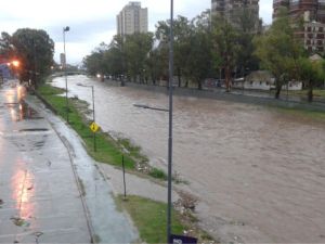 Tránsito en Córdoba: cortes totales en Costanera por la crecida del Río Suquía