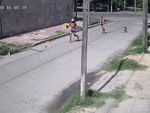 Video: discutieron, volvió armado y disparó 11 veces en plena calle