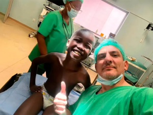 Mariano Ojeda, el médico argentino que cruzó el océano para operar gratis a más de 100 chicos en África