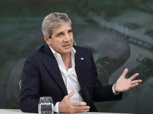 Caputo defendió el préstamo y apuntó al kirchnerismo: “Kukitas queridos, ya no psicopatean a nadie"