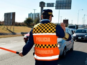 Violencia en un control vial: detuvieron a una mujer por atacar a un efectivo