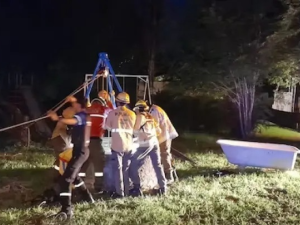 Cayó a un aljibe de 12 metros y fue rescatada tras un dramático operativo nocturno en Cosquín