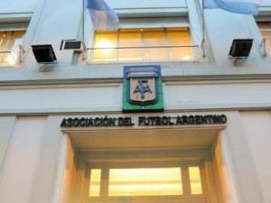La AFA defendió su gestión económica y apuntó contra operaciones de desgaste institucional