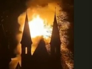 Un incendio destruyó una iglesia de Ámsterdam, alcanzada por la pirotecnia