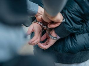 Detuvieron a un hombre en la vía pública vinculado a una serie de robos domiciliarios