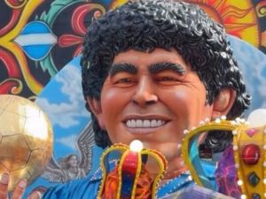 Maradona fue homenajeado con una carroza en el tradicional Carnaval de Acireale en Italia