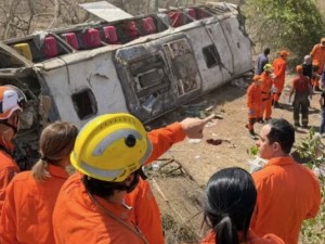 Tragedia en Brasil: al menos 15 muertos tras volcar un colectivo en el estado de Alagoas