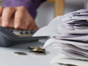 El 72% de los empleados cobra menos de $1 millón, muchos no cubren la canasta básica