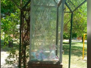 Profanaron la gruta y robaron la virgen de la Medalla Milagrosa en Parque Atlántica